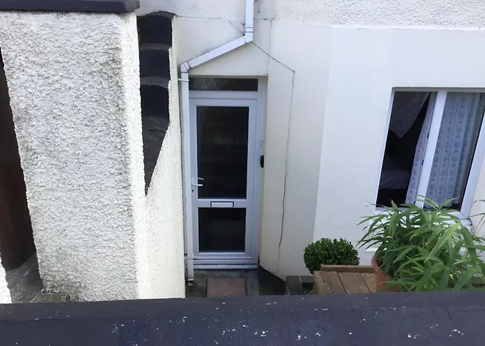 Apartment With Shared Garden And Basic Equipments