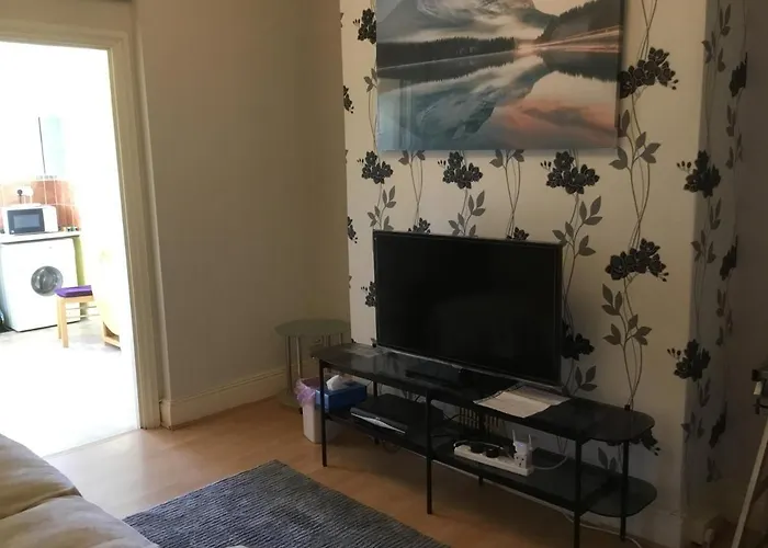 Apartment With Shared Garden And Basic Equipments